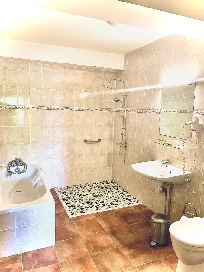 Le Petit Roche Hotel Serrieres  Bagian luar foto